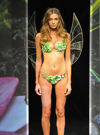 model_displays_creation_French_designer_Zahia_i.jpg