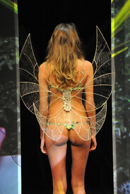 model_displays_creation_French_designer_Zahia_t_M.jpg