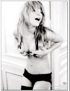 heike_makatsch_g_q_march_2005_by_ellen_von_unwerth_4_HM6KeJp.sized.jpeg