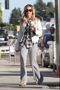 Shopping with her mom and niece in West Hollywood (4).jpg