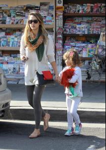 jessica_alba_heads_off_to_lunjc.jpg