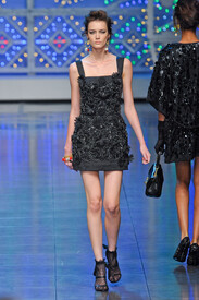 th_Dolce_Gabbana_Spring_2012_b_ELE27_Zfe_GFx.jpg