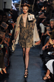 th_Jean_Paul_Gaultier_Spring_2012_ru7_PYDtv_Au_Ox.jpg