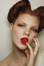 Jean_Paul_Gaultier_Spring_2012_Backstage_lop8_Cf_Q.jpg