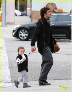 orlando-bloom-christmas-shopping-with-flynn-26.jpg