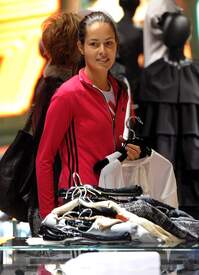 Ana_Ivanovic_shopping_at_Armani_Boutique 007.jpg