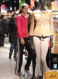 Ana_Ivanovic_shopping_at_Armani_Boutique 009.jpg