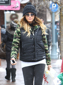 Daisy Fuentes Christmas shopping in Aspen_122412_04.jpg