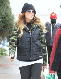 Daisy Fuentes Christmas shopping in Aspen_122412_05.jpg