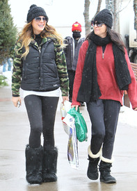 Daisy Fuentes Christmas shopping in Aspen_122412_07.jpg