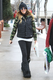 Daisy Fuentes Christmas shopping in Aspen_122412_08.jpg