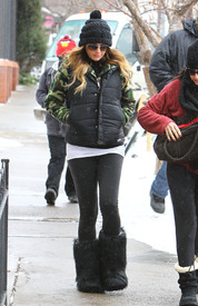 Daisy Fuentes Christmas shopping in Aspen_122412_10.jpg