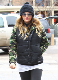 Daisy Fuentes Christmas shopping in Aspen_122412_13.jpg