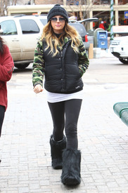 Daisy Fuentes Christmas shopping in Aspen_122412_16.jpg