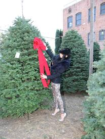 Bai Ling christmas tree shopping in Hollywood 20.12.2012_08.jpg