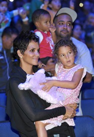 Halle Berry at Yo Gabba Gabba! Live at the Nokia Theatre in L.A. 23.11.2012_04.jpg