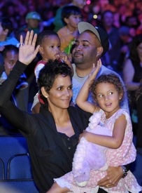 Halle Berry at Yo Gabba Gabba! Live at the Nokia Theatre in L.A. 23.11.2012_05.jpg