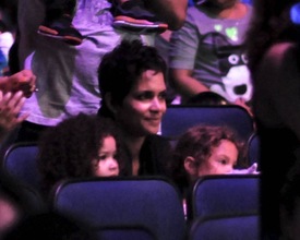Halle Berry at Yo Gabba Gabba! Live at the Nokia Theatre in L.A. 23.11.2012_08.jpg