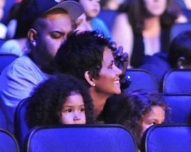 Halle Berry at Yo Gabba Gabba! Live at the Nokia Theatre in L.A. 23.11.2012_10.jpg