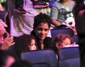 Halle Berry at Yo Gabba Gabba! Live at the Nokia Theatre in L.A. 23.11.2012_11.jpg