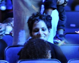 Halle Berry at Yo Gabba Gabba! Live at the Nokia Theatre in L.A. 23.11.2012_12.jpg