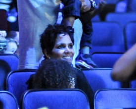 Halle Berry at Yo Gabba Gabba! Live at the Nokia Theatre in L.A. 23.11.2012_13.jpg