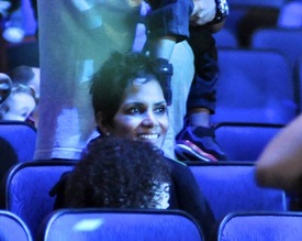 Halle Berry at Yo Gabba Gabba! Live at the Nokia Theatre in L.A. 23.11.2012_14.jpg