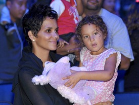 Halle Berry at Yo Gabba Gabba! Live at the Nokia Theatre in L.A. 23.11.2012_19.jpg