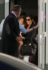 Halle Berry leaving Yo Gabba Gabba! Live at the Nokia Theatre in L.A. 23.11.2012_01.jpg
