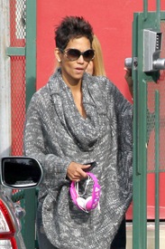 Halle Berry drops her daughter off at school 27.11.2012_02.jpg