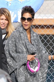 Halle Berry drops her daughter off at school 27.11.2012_03.jpg