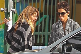Halle Berry seen leaving her daughter's school in L.A. 27.11.2012_01.jpg