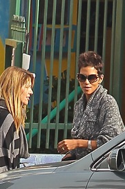 Halle Berry seen leaving her daughter's school in L.A. 27.11.2012_02.jpg