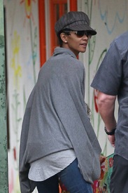 Halle Berry brings her daughter to school in L.A. 29.11.2012_01.jpg