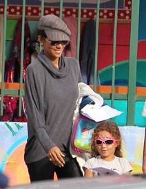 Halle Berry brings her daughter to school in L.A. 29.11.2012_02.jpg
