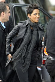 Halle Berry makes a visit to Axel Springer publishing house in Berlin 4.11.2012_01.jpg