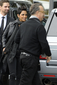 Halle Berry makes a visit to Axel Springer publishing house in Berlin 4.11.2012_02.jpg