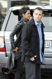 Halle Berry makes a visit to Axel Springer publishing house in Berlin 4.11.2012_03.jpg