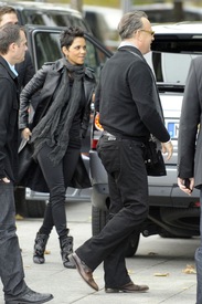 Halle Berry makes a visit to Axel Springer publishing house in Berlin 4.11.2012_05.jpg