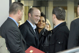 Halle Berry makes a visit to Axel Springer publishing house in Berlin 4.11.2012_10.jpg
