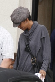 Halle Berry leaving the Pavillions market in Los Angeles 4.12.2012_02.jpg