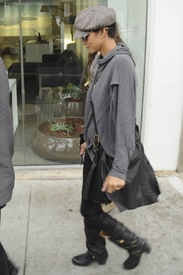 Halle Berry leaving the Pavillions market in Los Angeles 4.12.2012_03.jpg