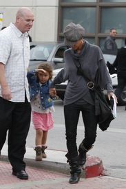 Halle Berry leaving the Pavillions market in Los Angeles 4.12.2012_04.jpg