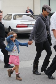 Halle Berry leaving the Pavillions market in Los Angeles 4.12.2012_05.jpg