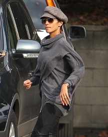 Halle Berry leaving the Pavillions market in Los Angeles 4.12.2012_06.jpg