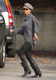 Halle Berry leaving the Pavillions market in Los Angeles 4.12.2012_7.jpg