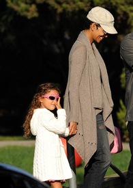 Halle Berry takes her daughter to school 5.12.2012_01.jpg