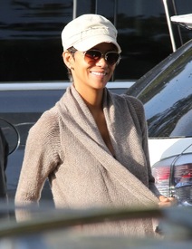 Halle Berry takes her daughter to school 5.12.2012_04.jpg