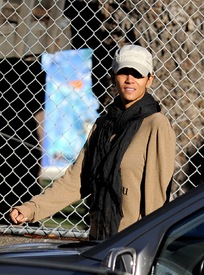 Halle Berry drops her daughter off at school 1.12.2012_02.jpg