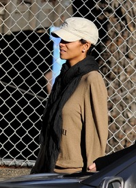 Halle Berry drops her daughter off at school 1.12.2012_03.jpg